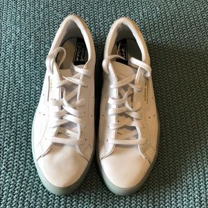 Adidas white leather tennis shoes